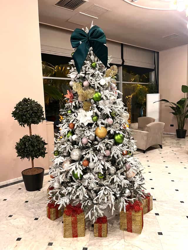 Yılbaşı Ağacı Kendinden Karlı Ve led Işıklı 240 CM