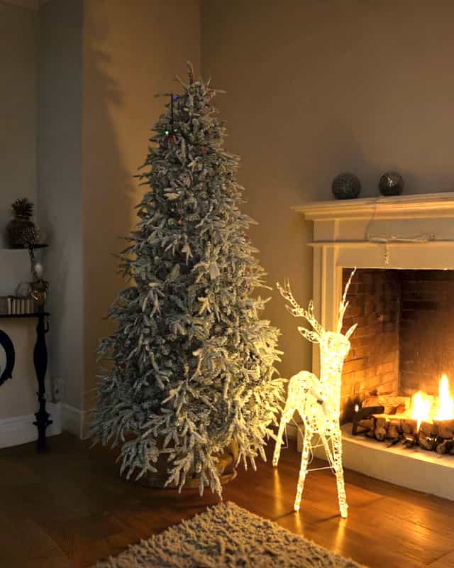 İthal Yılbaşı Ağacı Kendinden Karlı Ve led Işıklı 180 CM