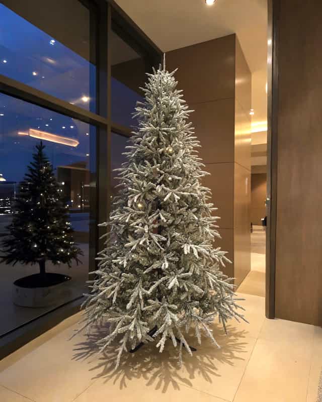 Yılbaşı Ağacı Kendinden Karlı Ve led Işıklı 240 CM