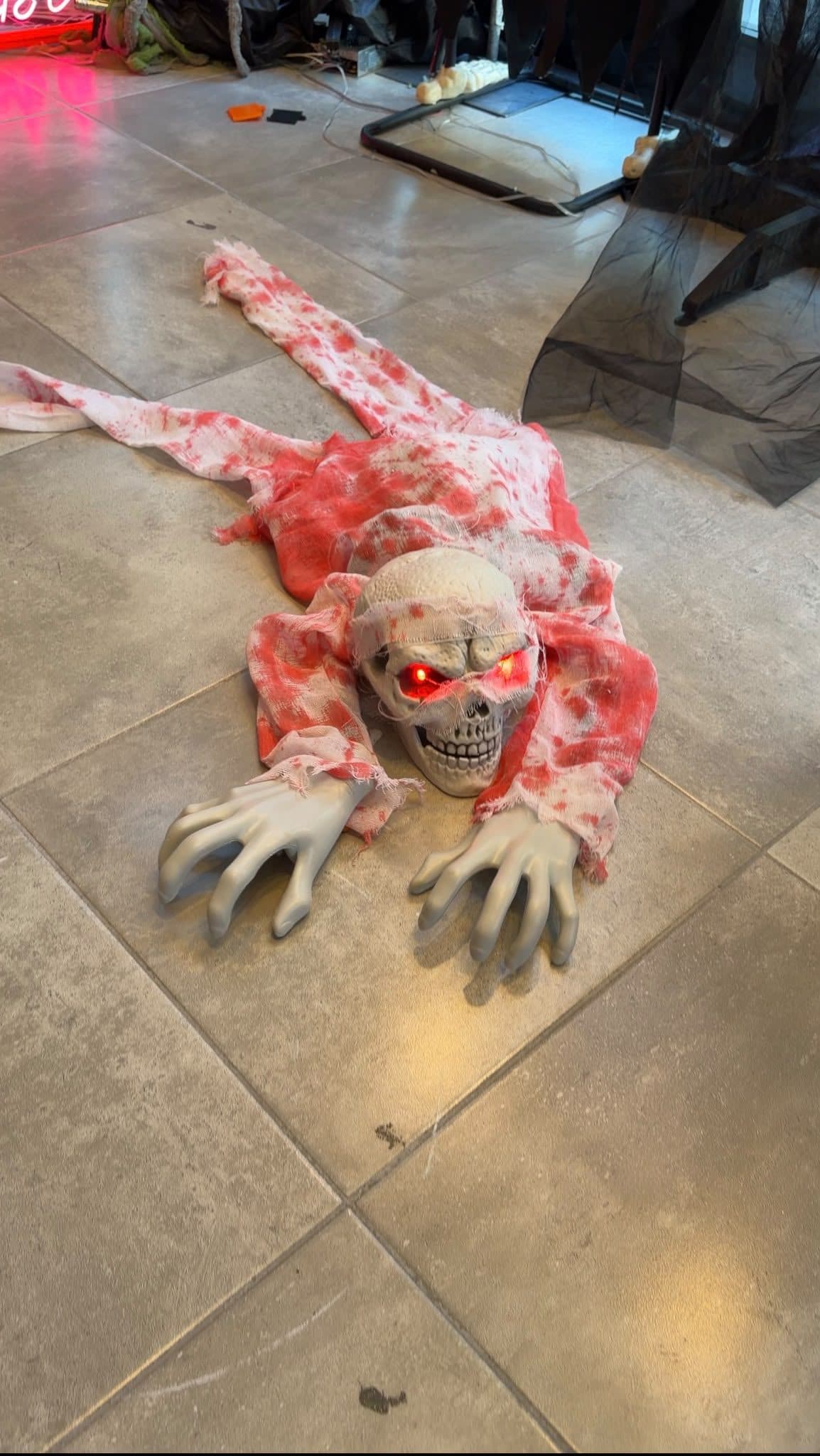 Sürünen Zombi İskelet Dekoru 100 cm – Işıklı Hareketli Cadılar Bayramı Süsü